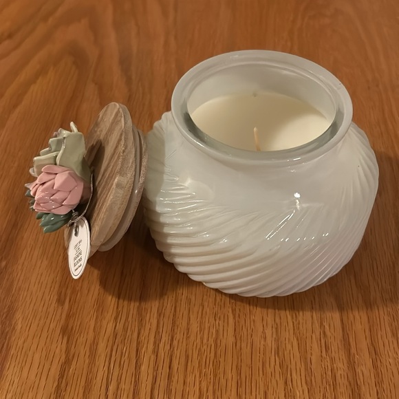 Loft No 7 Frosted round candle with decorative succulent flower cover - Picture 2 of 3